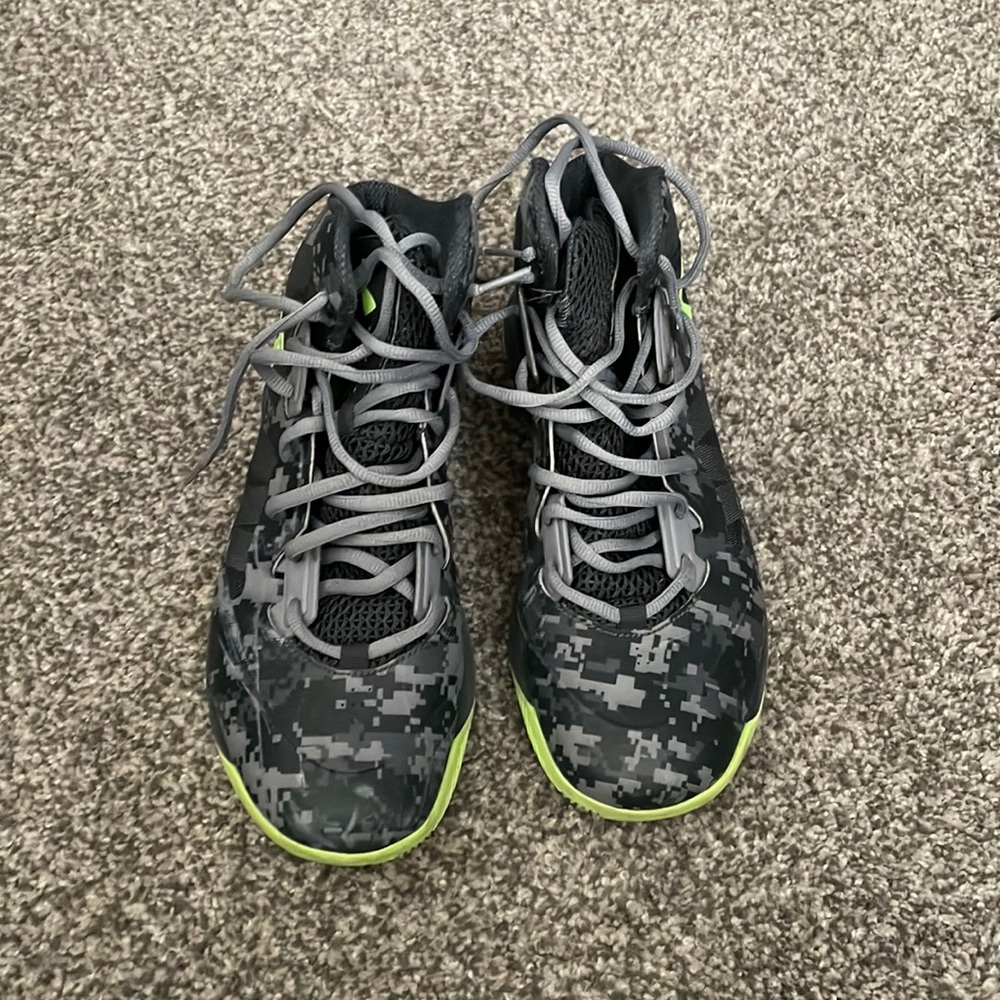 Men’s basketball shoes